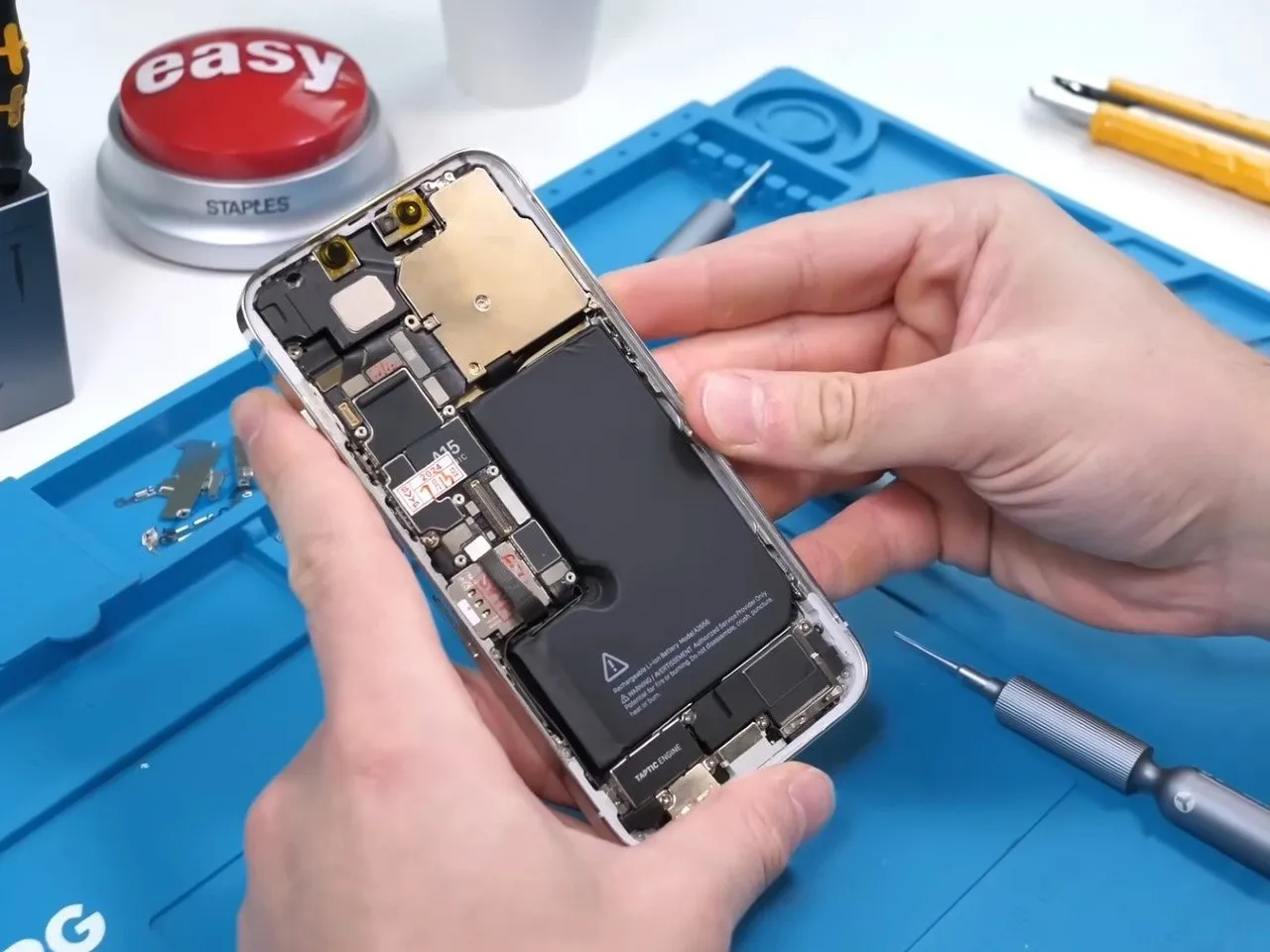 Un blogger a asamblat un iPhone cu piese de pe AliExpress: Mult mai ieftin decât unul nou