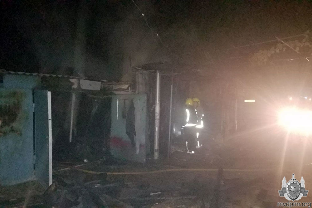 В поселке Новотираспольский произошел пожар в гаражах