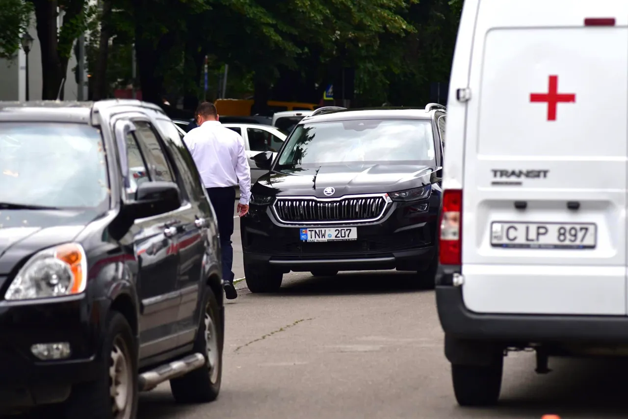 Автомобиль министра внутренних дел был припаркован на тротуаре в столице