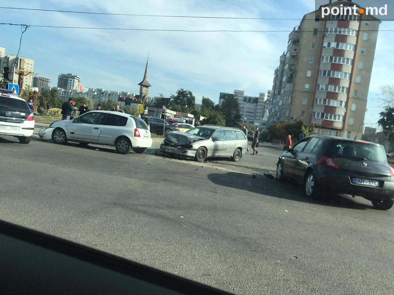 Patru automobile s-au ciocnit violent, blocând o intersecție din Capitală