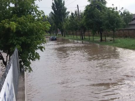Проливные дожди, не успев начаться, затопили половину столицы
