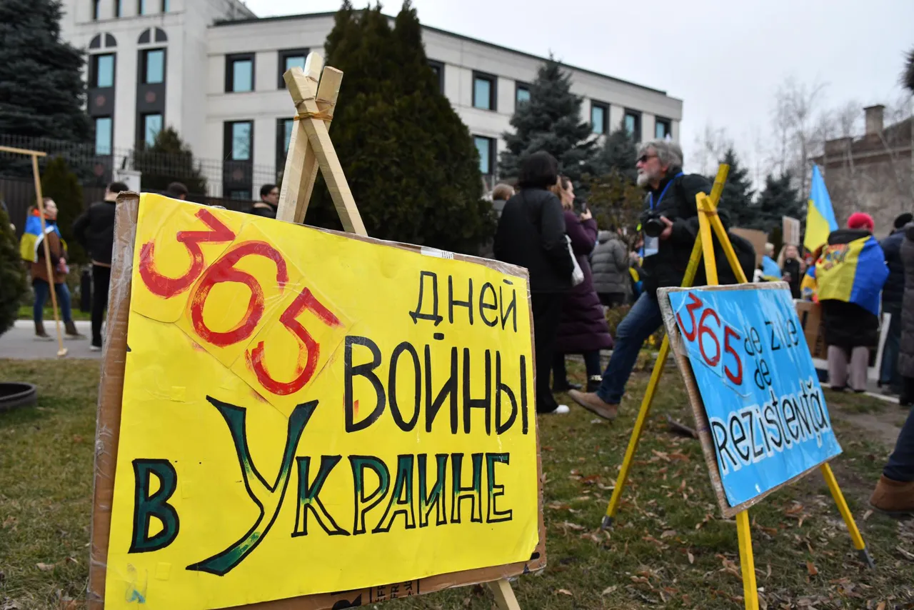 Протест перед посольством РФ в Кишиневе: участники акции повесили куклу Путина