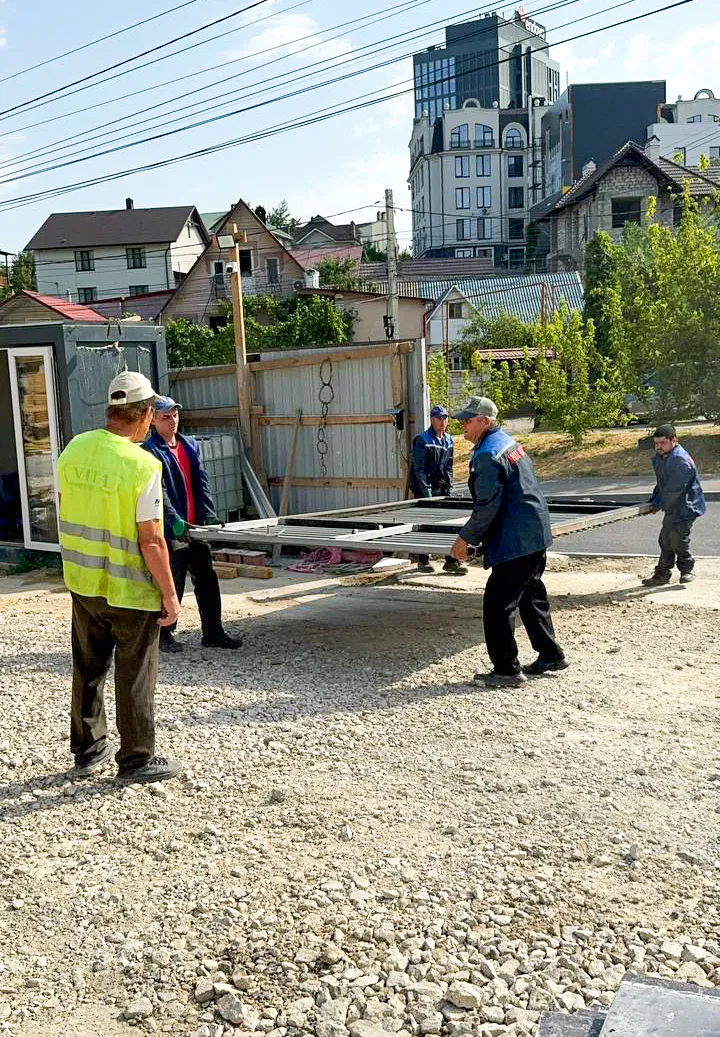 В Кишиневе демонтирован забор вокруг жилого комплекса на улице Тестемицану