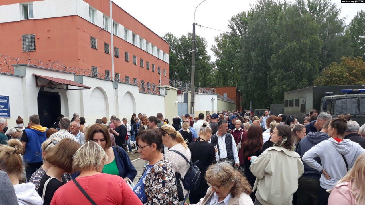 Сотни родственников задержанных в Минске собрались у изоляторов