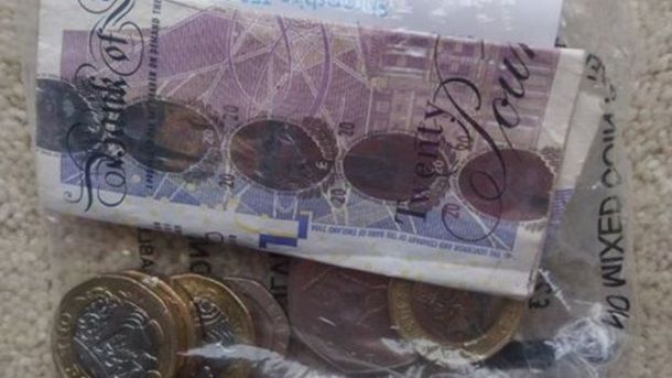 Известный в Великобритании кот-клептоман впервые принес хозяйке деньги