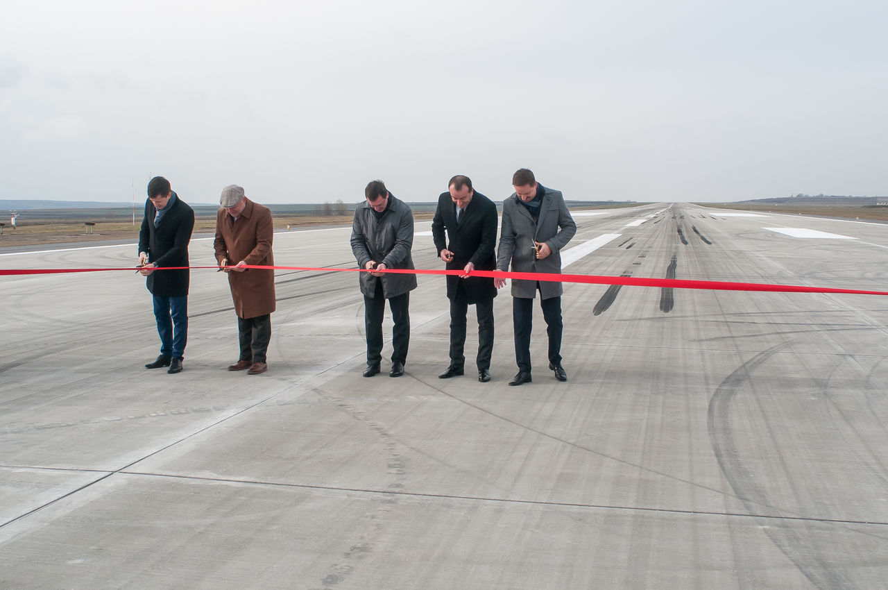 Primul segment al pistei Aeroportului Chişinău este reconstruit