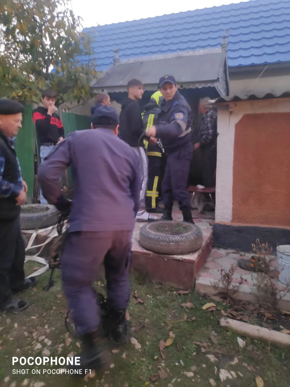 В Теленештском районе спасатели вытащили упавшую в колодец пенсионерку