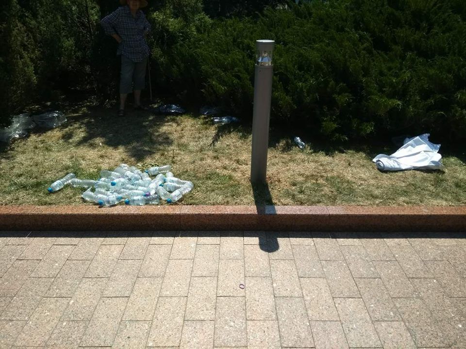 Manifestanții au plecat, gunoiul a rămas. Sticle și pancarte aruncate pe jos de susținătorii votului mixt