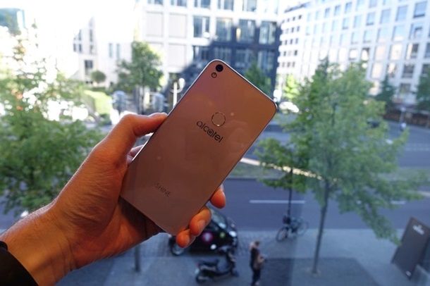 Alcatel выпустила бюжетный смартфон из металла и стекла