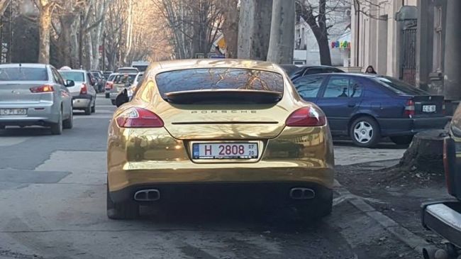 Студент ездит по Кишинёву на "золотом" Porsche Panamera