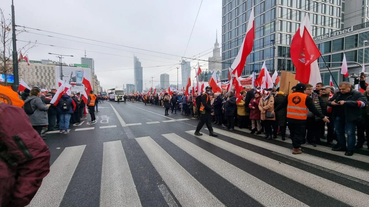 Десятки тысяч человек вышли на марш националистов в Варшаве