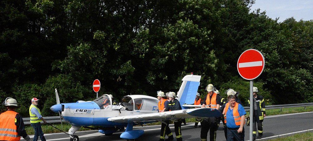 В Германии самолет совершил аварийную посадку на автобан