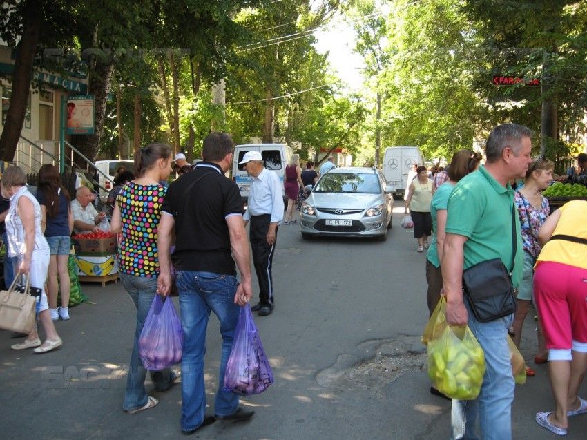 На Ботанике разросшийся рынок блокирует дорогу