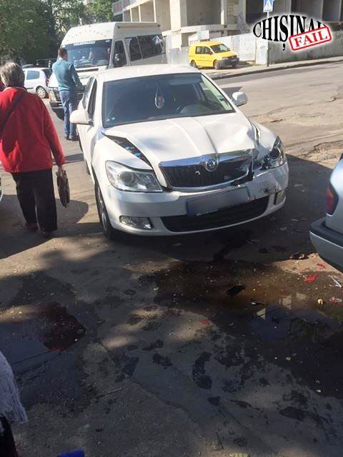В Кишиневе из-за микроавтобуса повреждены два легковых автомобиля