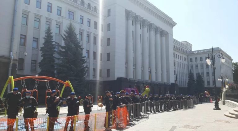 В Киеве проходит протест "Нацкорпуса" и полка "Азов"