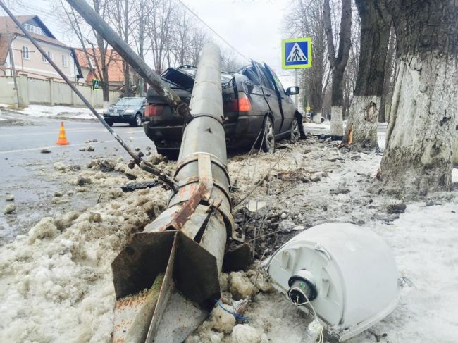 На Буюканах BMW X5 врезался в столб