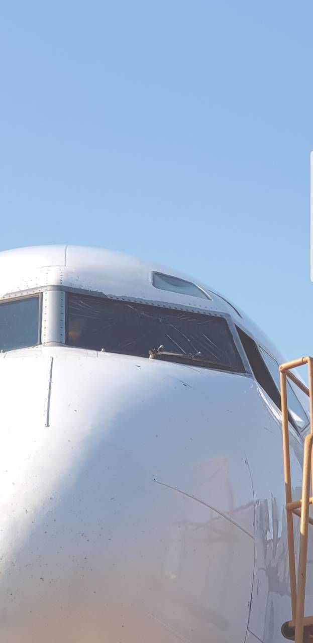 Самолет Air Moldova вернулся в аэропорт из-за трещины на лобовом стекле