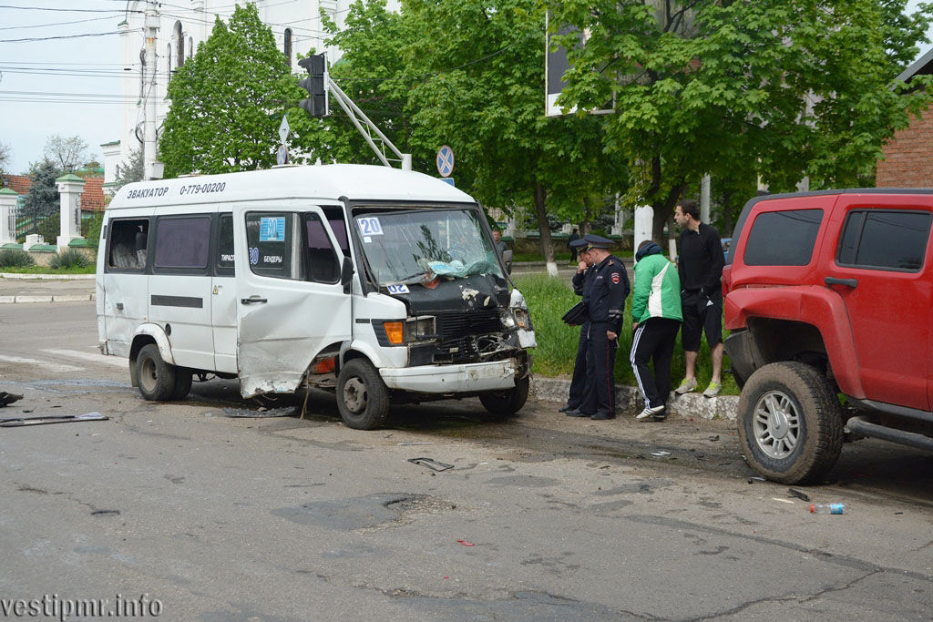 В центре Тирасполя маршрутка врезалась в четыре машины