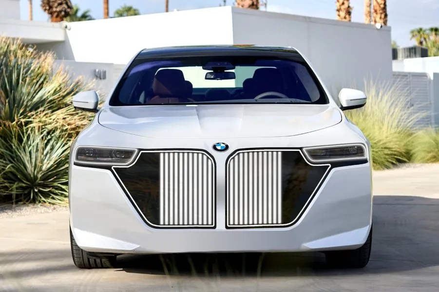 Новые модели BMW могут получить умную решетку радиатора со скрытыми фарами