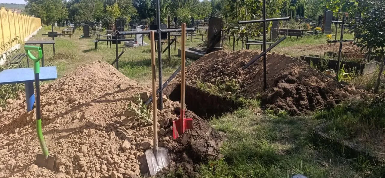 Мужчину, убившего жену в Магдачештах, похоронили: без священника и у ворот кладбища