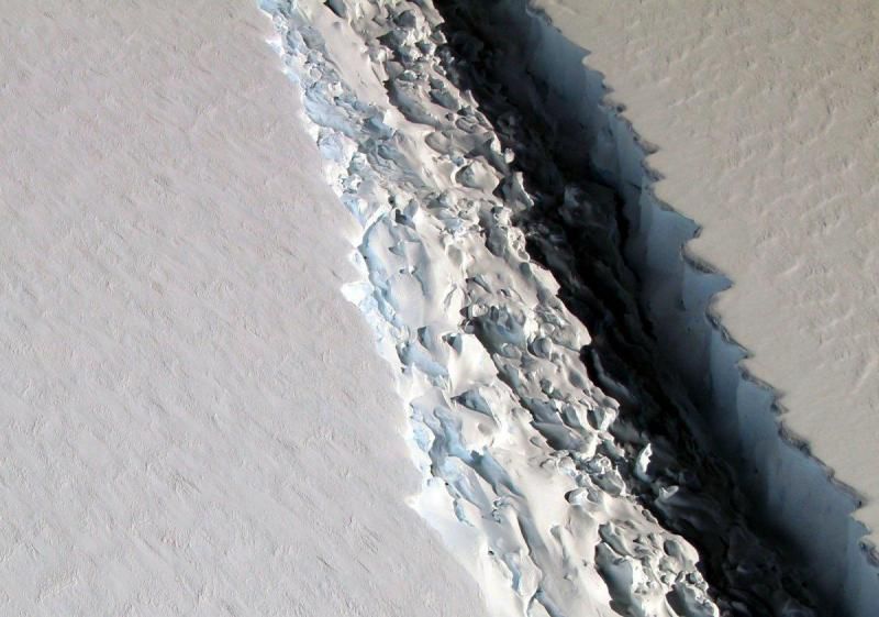 Cel mai mare aisberg din lume se desprinde acum de Antarctica