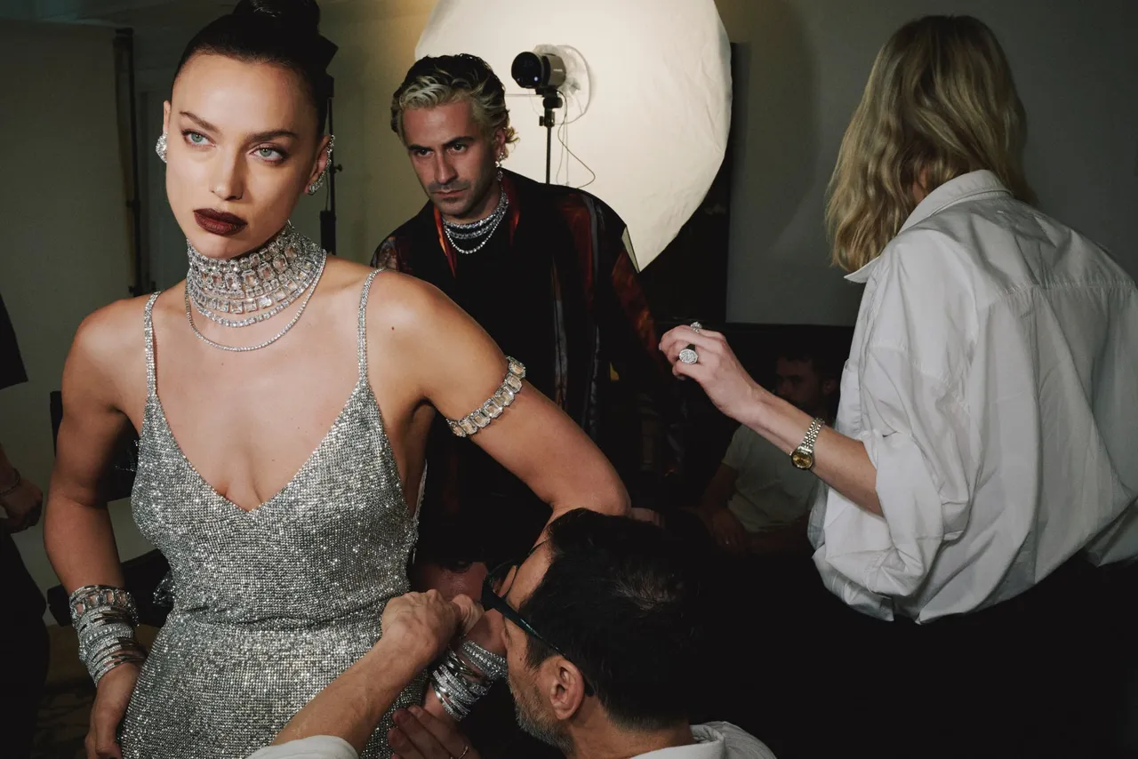 Ирина Шейк снялась на Met Gala в платье из 84 тысяч кристаллов