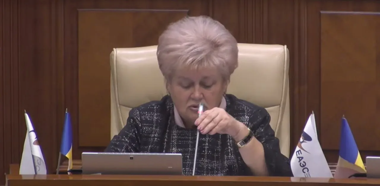 В парламенте оппозиция встретила депутатов PAS плакатами: "Богатые министры - нищий народ"