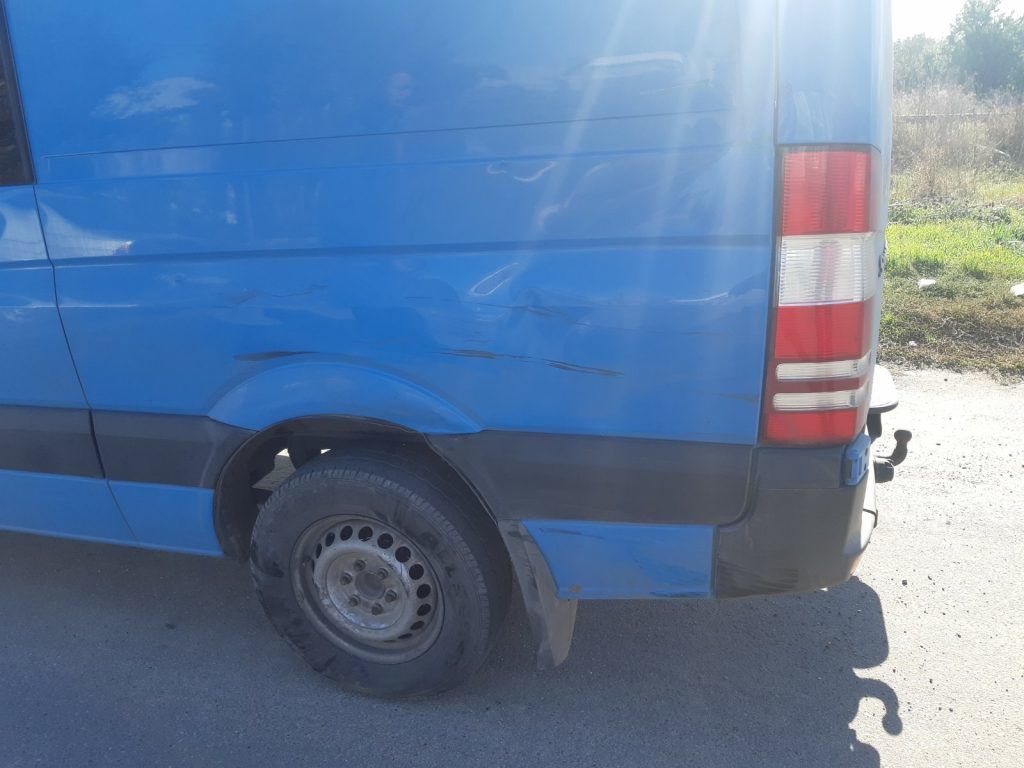 В городе Флорешты мотоциклист не уступил дорогу и врезался в микроавтобус