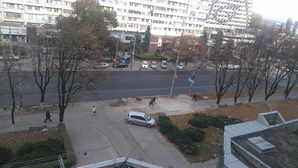 Город стоит в пробках, но закрытый участок дороги  без техники и рабочих