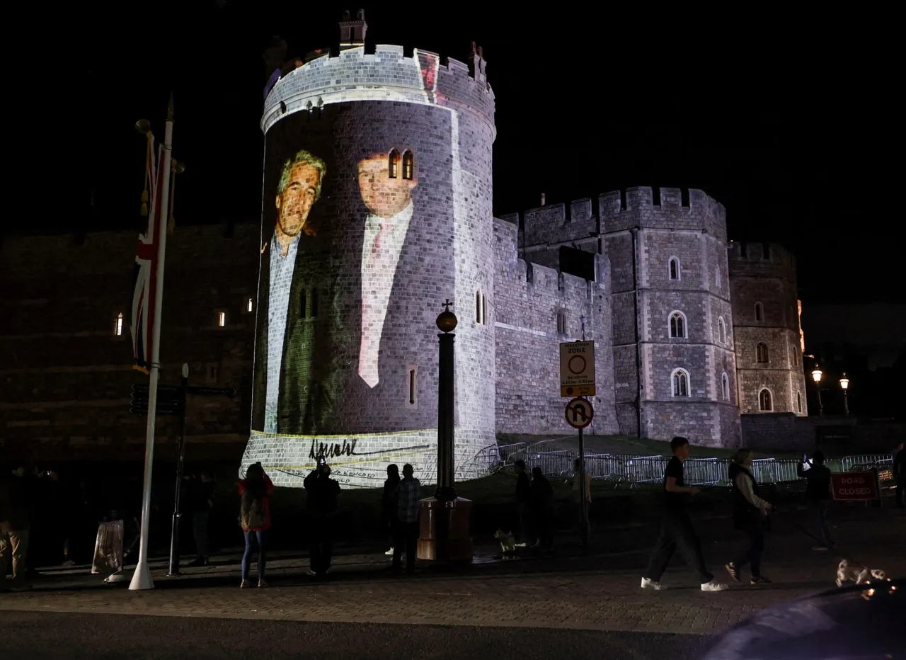 Patru persoane, arestate în Marea Britanie după apariția unei imagini cu Trump și Epstein pe Castelul Windsor