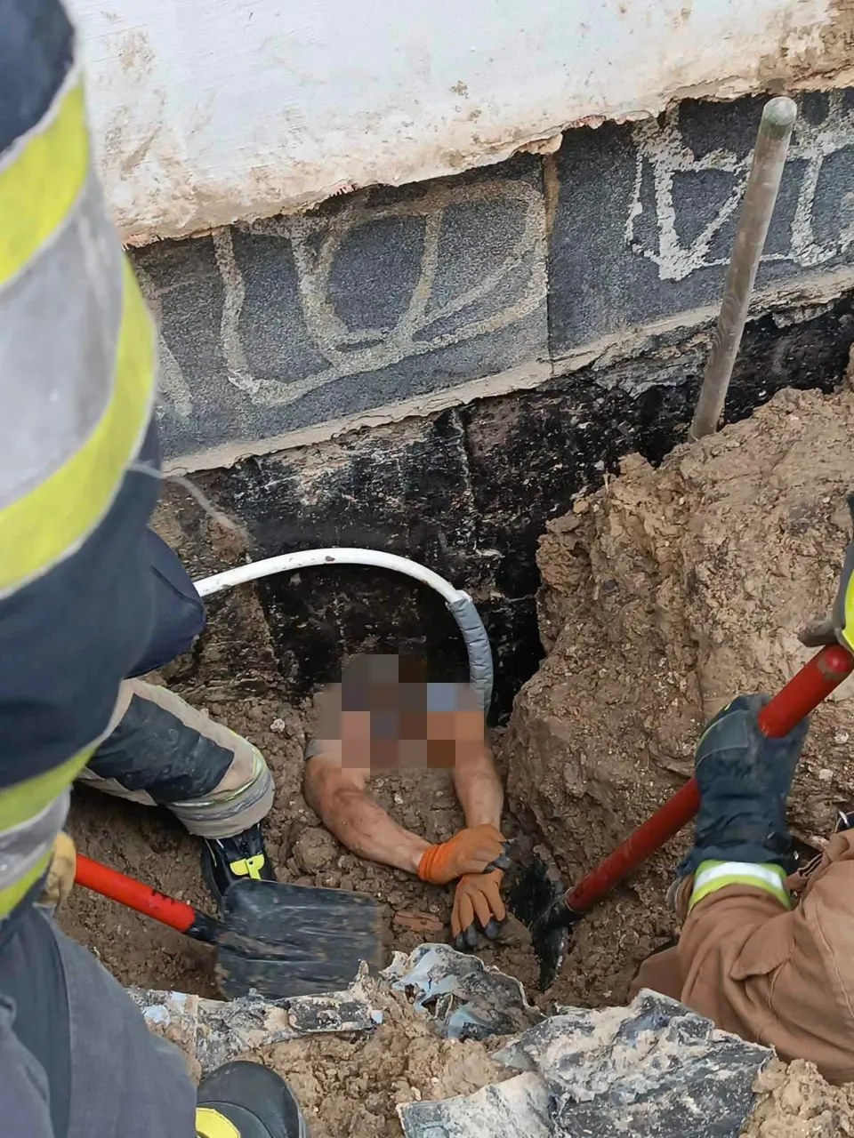 Un tânăr s-a prăbușit într-o groapă, după ce pământul s-a surpat pe un șantier din Capitală