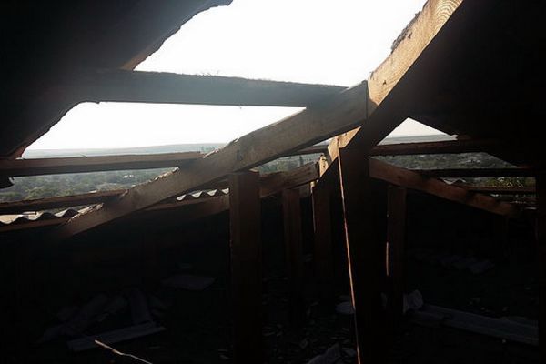 Сильный ветер частично снес кровлю многоквартирного дома в Вулканештах