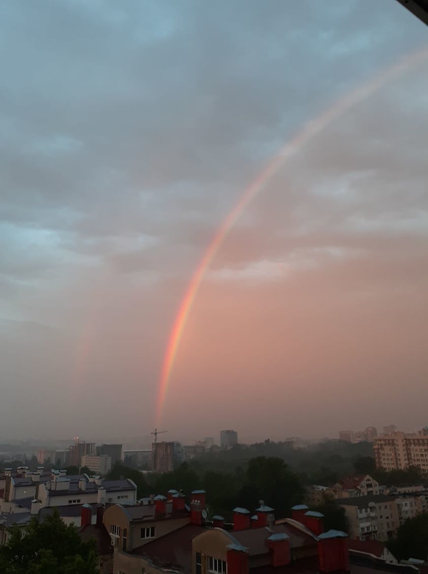 Жители Молдовы делятся в соцсети яркими фотографиями радуги