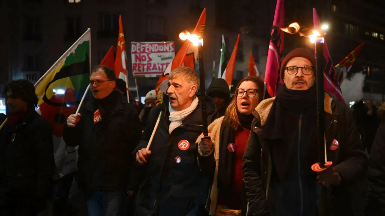Факельные шествия против пенсионной реформы прошли во Франции