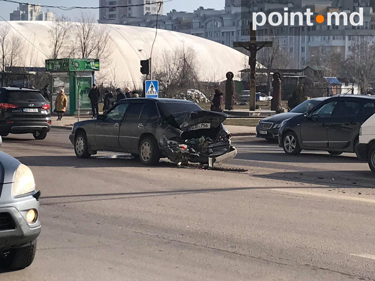Maşină luată la drive test în Capitală, boţită în câțiva metri