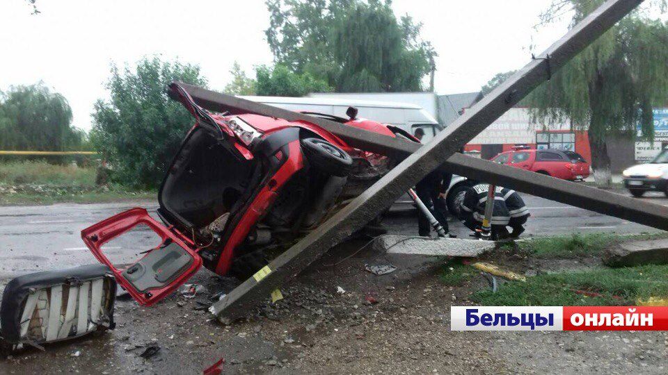 Утреннее ДТП в Бельцах: водитель снёс два столба