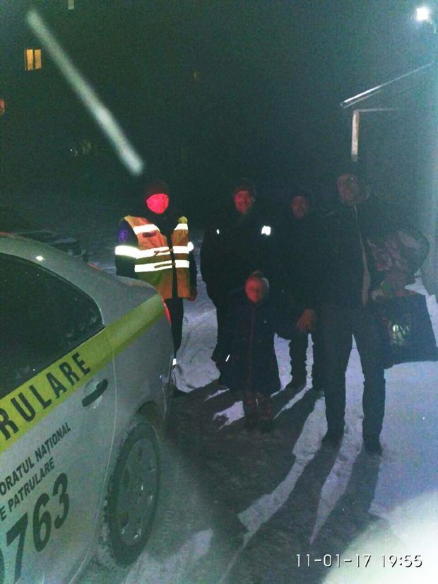 Патрульные инспекторы подобрали на заснеженной трассе двух несовершеннолетних мальчиков