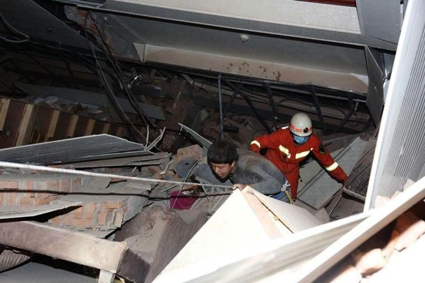 В Китае из-под завалов отеля вытащили 50 человек