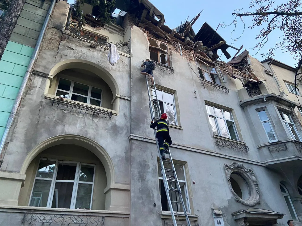 Зеленский: В результате удара по Львову погибли 7 человек, среди них ребенок
