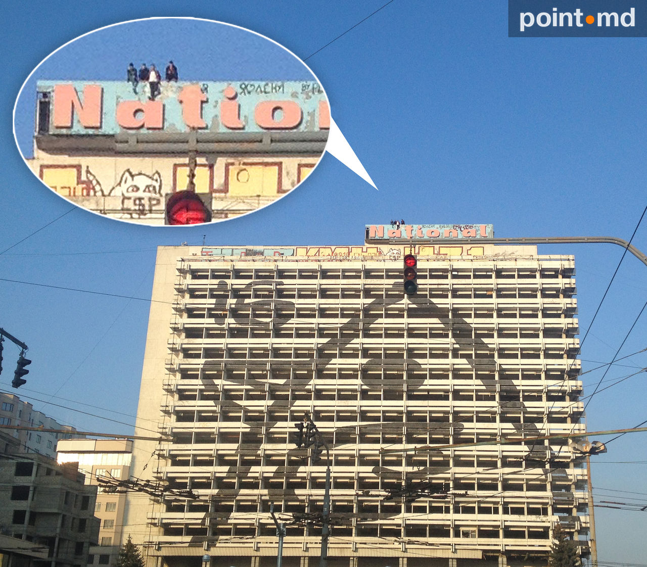 Подростки забрались на самый верх заброшенной гостиницы "Националь"