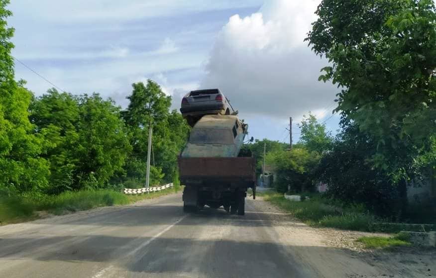 Необычный метод транспортировки авто привлек внимание пользователей Сети