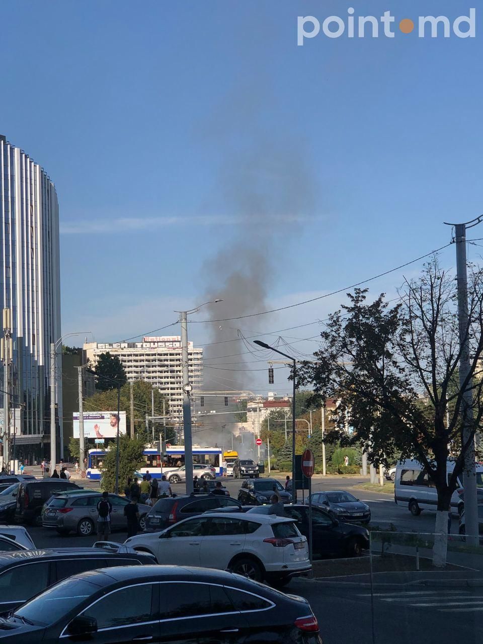 В центре Кишинева посреди дороги загорелся автомобиль
