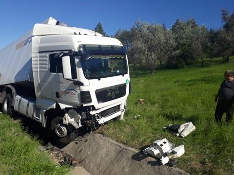 Водитель из Кишинева 4 дня ночует на трассе у своего разбитого грузовика