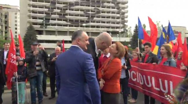 Dodon si boxerul Valuev, baie de mulțime la marșul socialiștilor de 1 mai