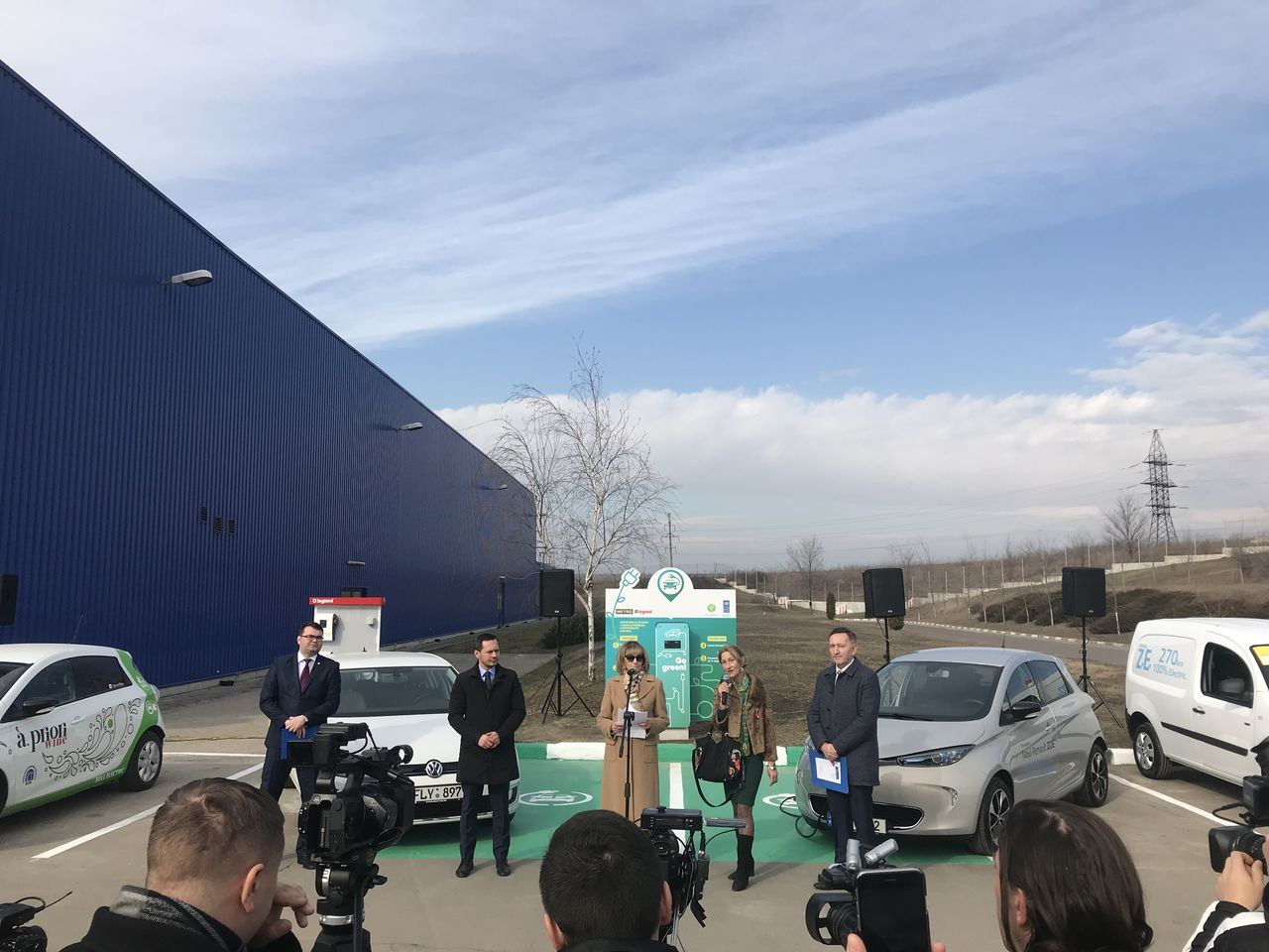Первая зарядная электростанция для автомобилей была открыта в магазине Metro 1 ®