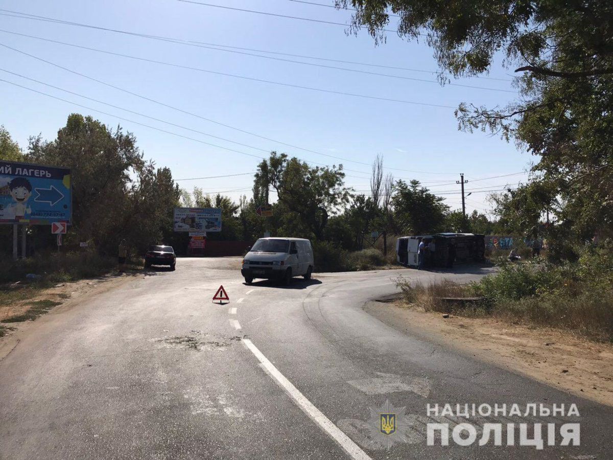 Под Одессой перевернулась маршрутка с туристами: 11 пострадавших