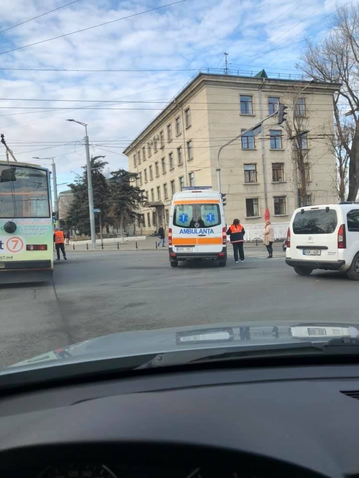 В Кишиневе столкнулись легковушка и троллейбус