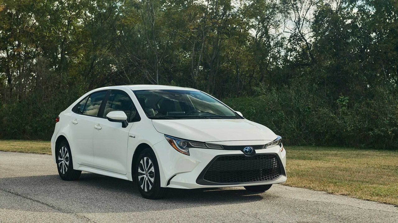 Toyota презентовала экономичный гибрид Corolla