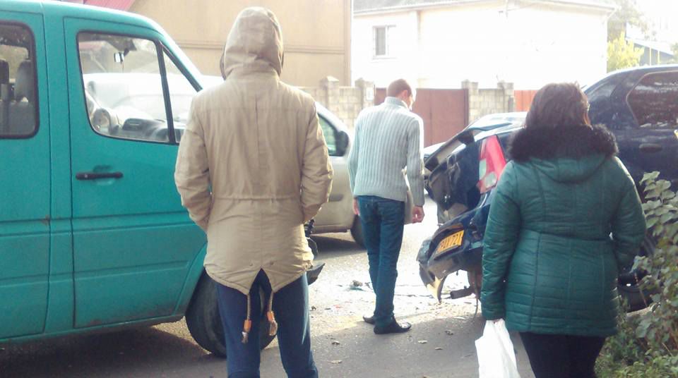 На Мунчештах в результате аварии такси залетело на ограду