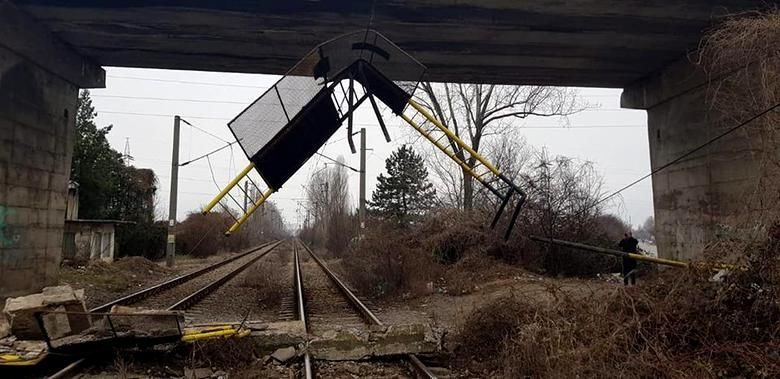 В Румынии обвалилась часть моста над железной дорогой